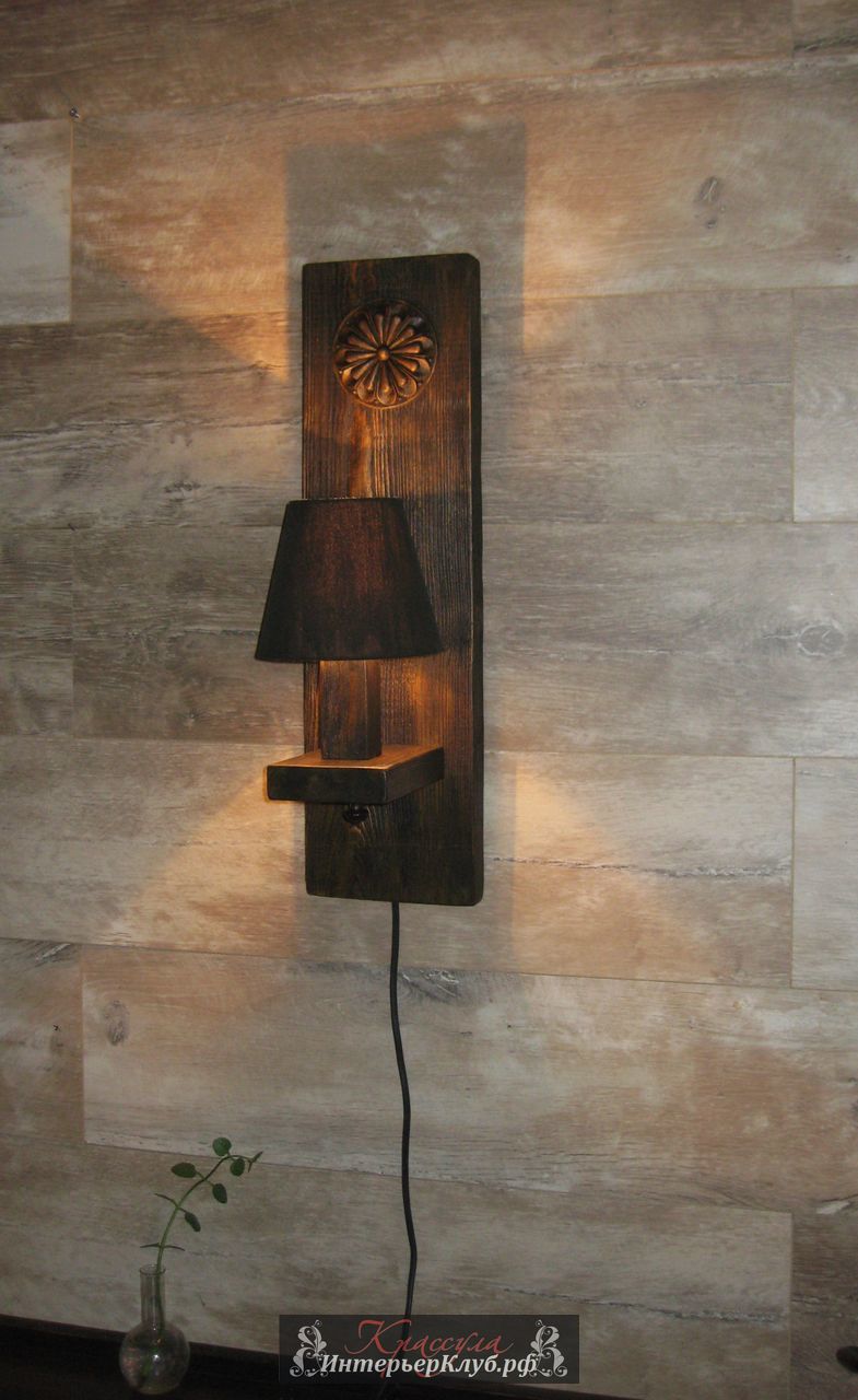 140 Настенный светильник Вик  - амбарная доска , с элементами  деревянного декора, цвет черно-золотой