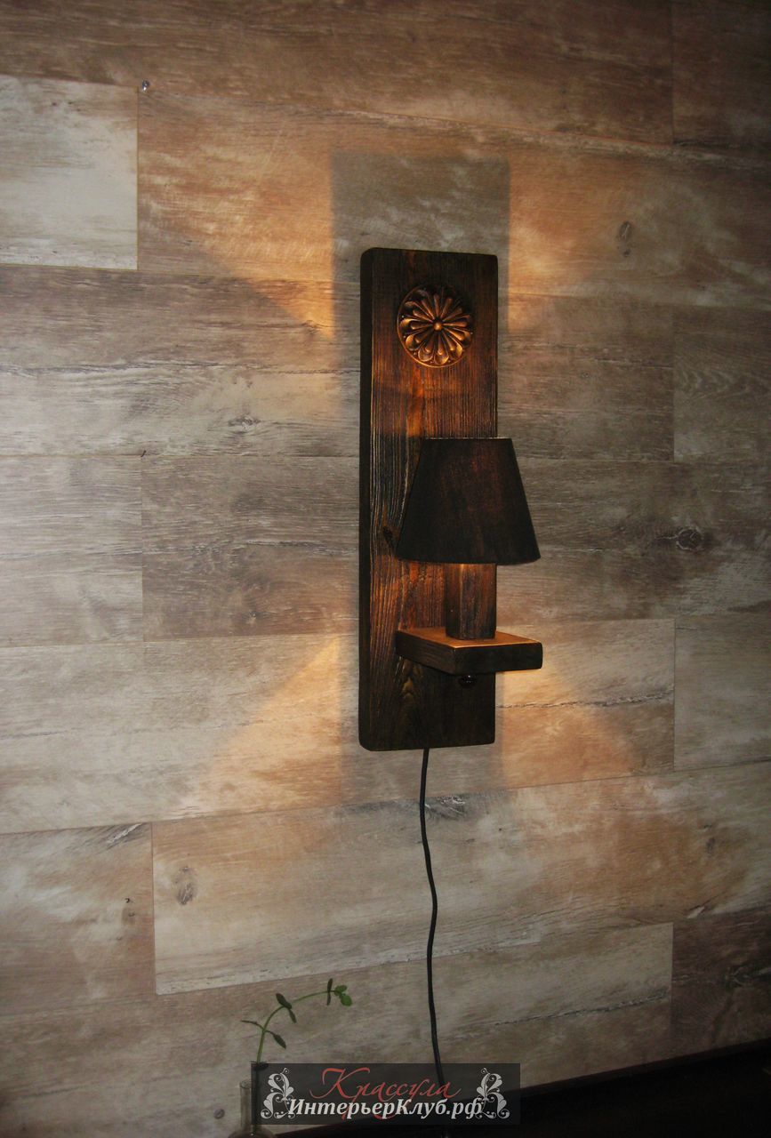 142 Настенный светильник Вик  - амбарная доска , с элементами  деревянного декора, цвет черно-золотой