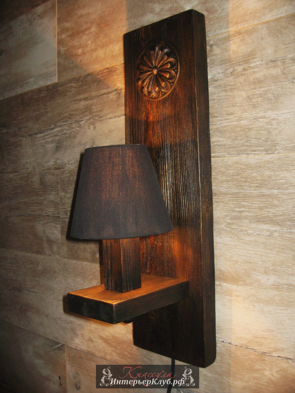 144 Настенный светильник Вик  - амбарная доска , с элементами  деревянного декора, цвет черно-золотой
