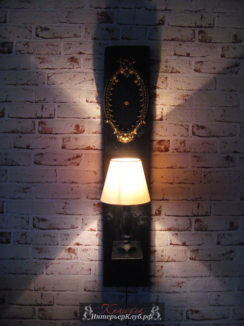16 Светильник Око - амбарная доска, с элементами декора, цвет черный - золото. Эксклюзивные светильники ручной работы