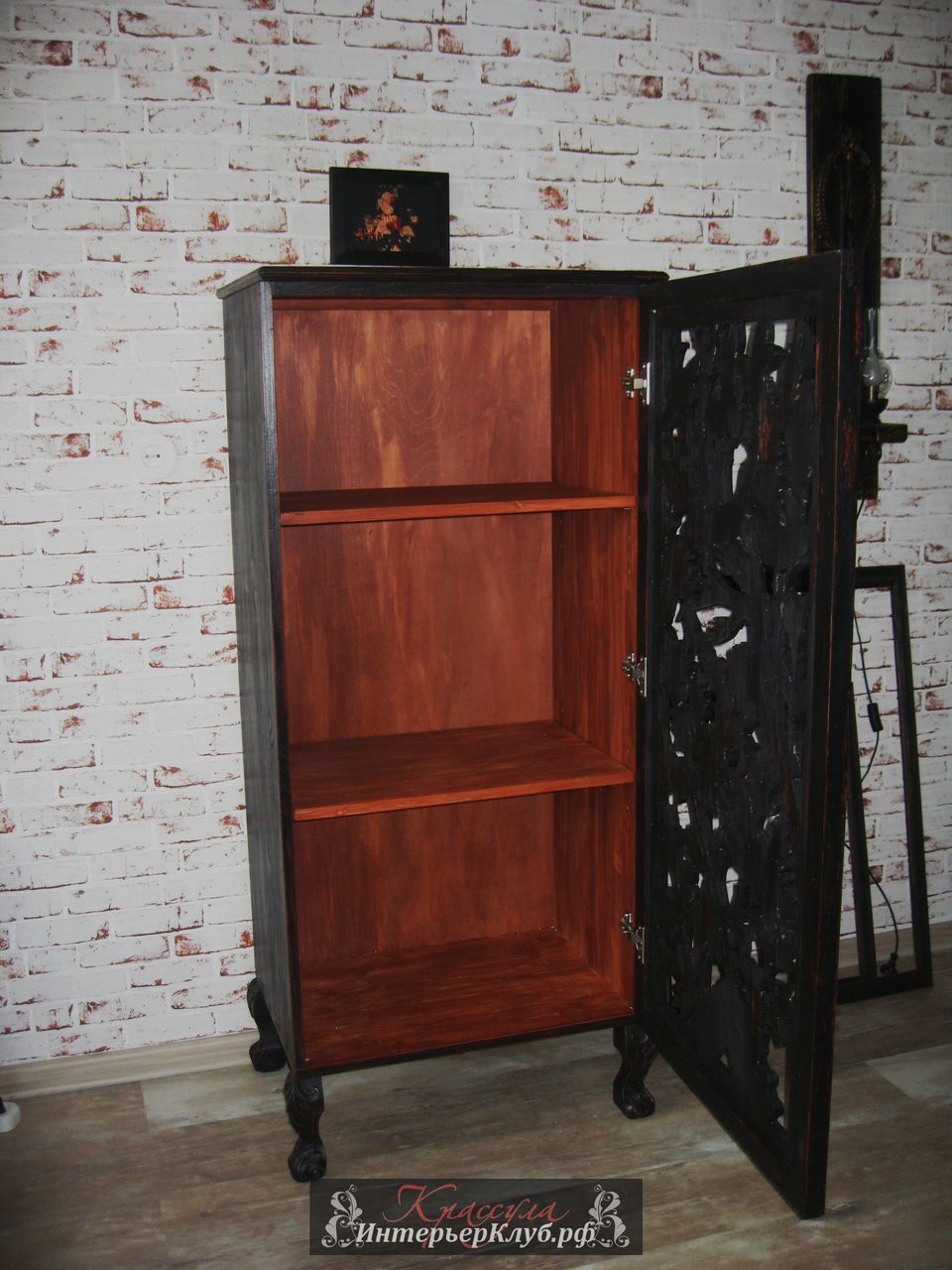 45 Шкаф-комод с резным фасадом Птицы - материал сосна, камфорное дерево, цвет черно - коричневый, искусственное старение