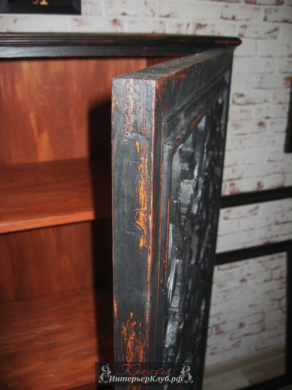 46 Шкаф-комод с резным фасадом Птицы - материал сосна, камфорное дерево, цвет черно - коричневый, искусственное старение
