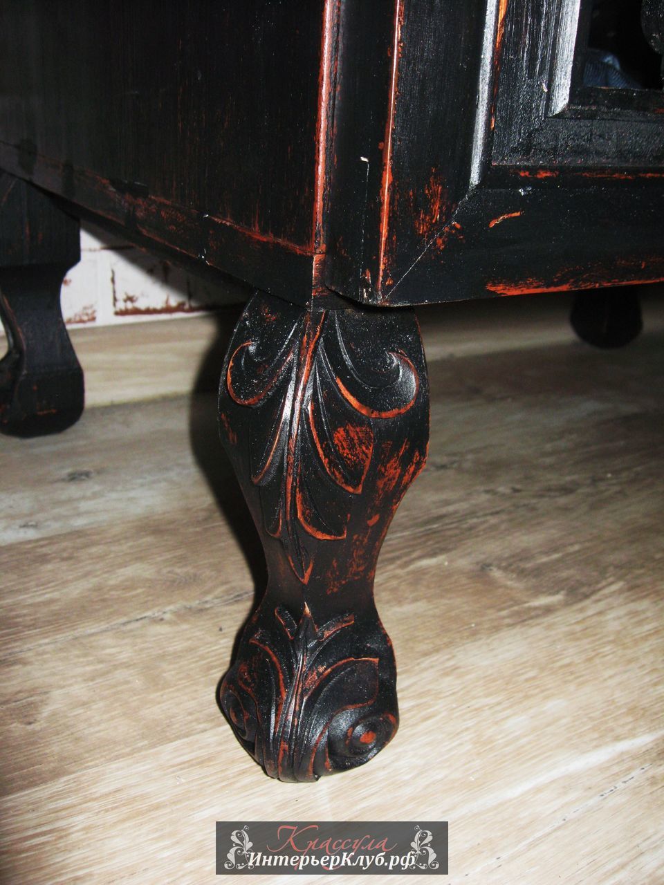 48 Шкаф-комод с резным фасадом Птицы - материал сосна, камфорное дерево, цвет черно - коричневый, искусственное старение