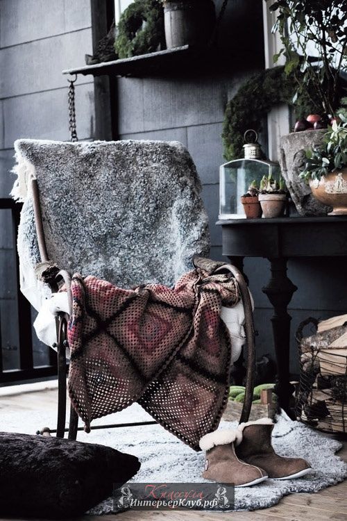 50 Интерьер дома в скандинавском стиле - вязаный крючком плед на кресле