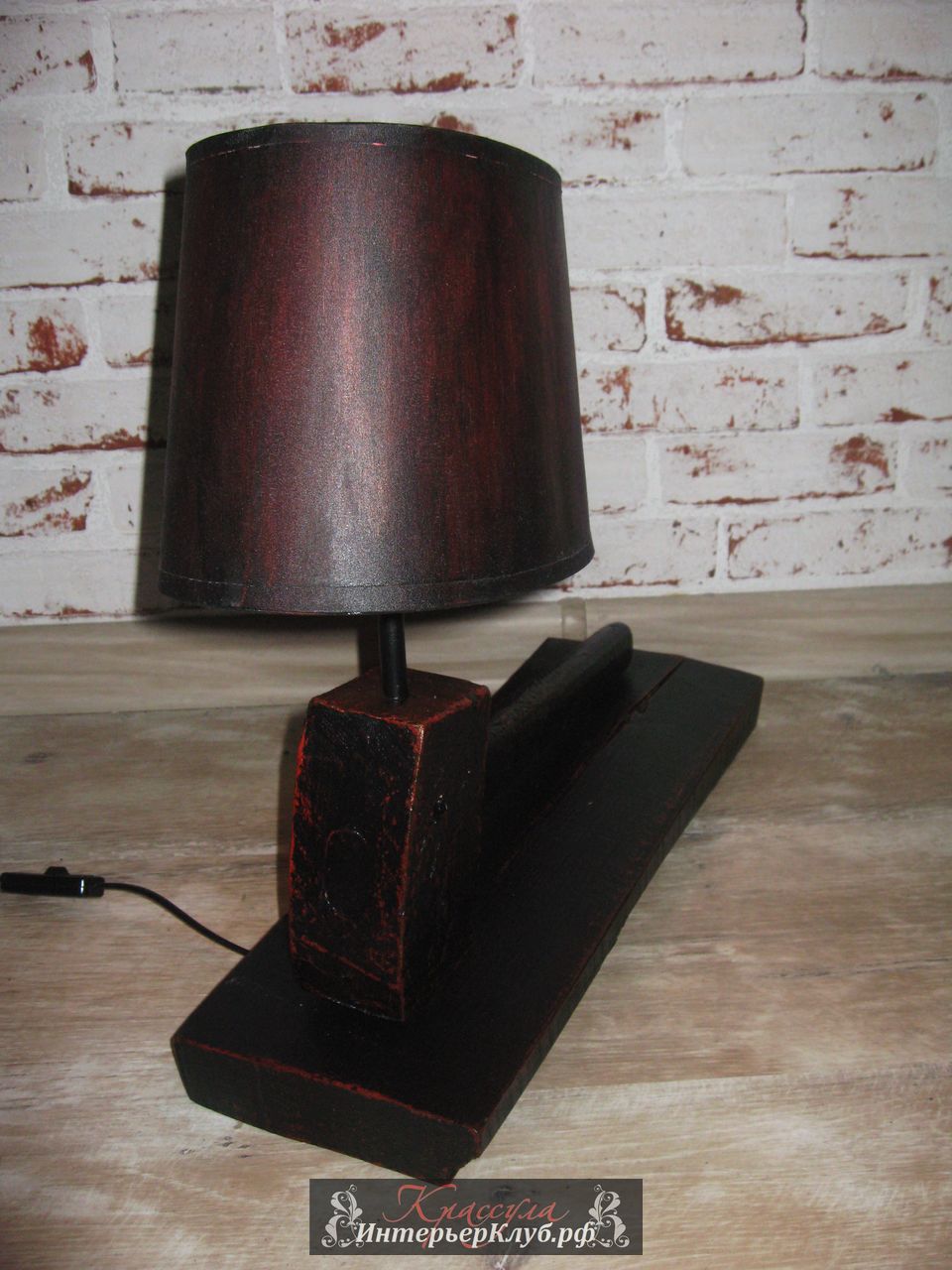 53 Настольный светильник  Тор - натуральное дерево, основной цвет черный с проблесками красного.  Эксклюзивные светильники ручной работы, авторские светильники ручной работы