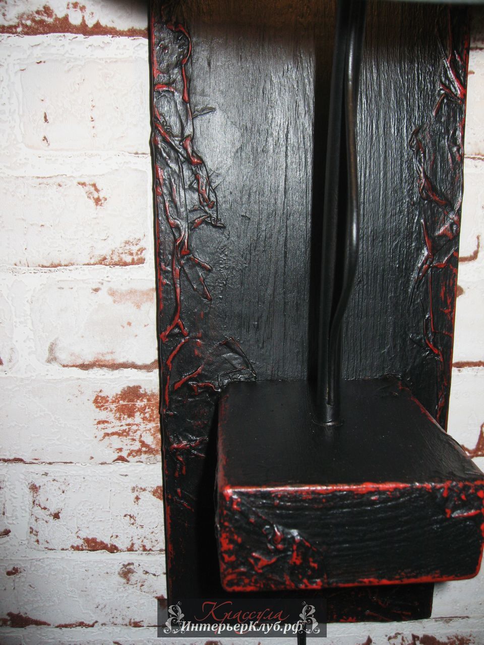 58 Настенный светильник Дарк  - амбарная доска, с элементами декора, цвет - сочетание черного с красным, 2 шт.  Эксклюзивные светильники ручной работы, авторские светильники ручной работы