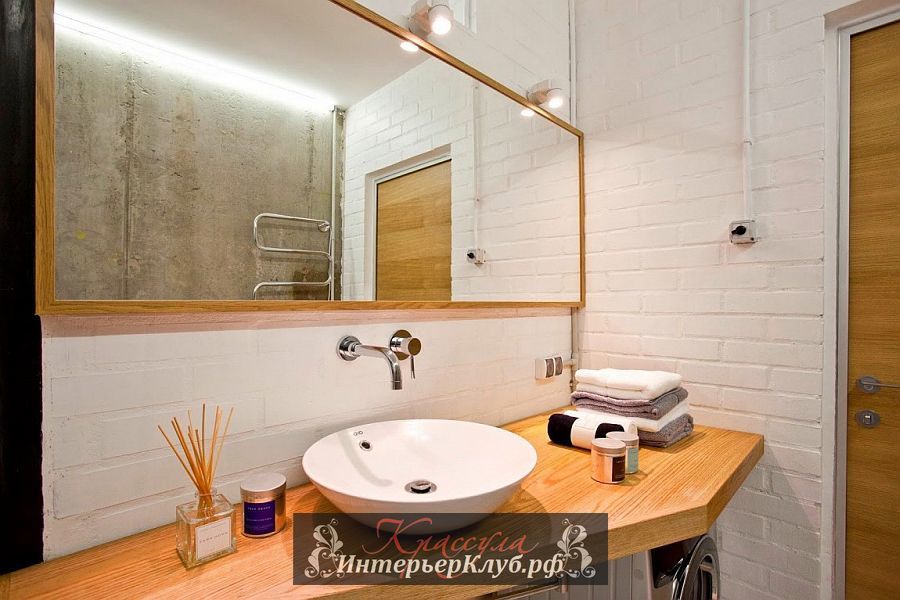 Белые стены ванной стилизованы под кирпичную кладку, дерево дарит теплый и мягкий взгляд