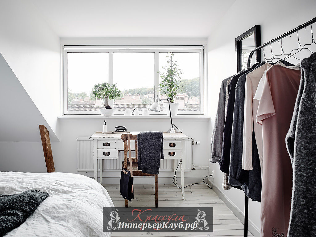 Место для маленького домашнего офиса выделено в интерьере спальни, шебби шик стул и стол для работы располагаются у большого окна