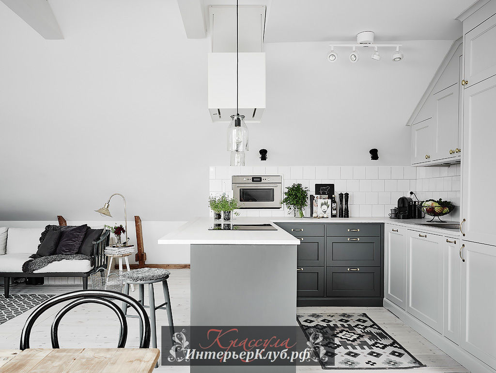 Стильная современная кухня с серыми и белыми фасадами и с кухонным островом