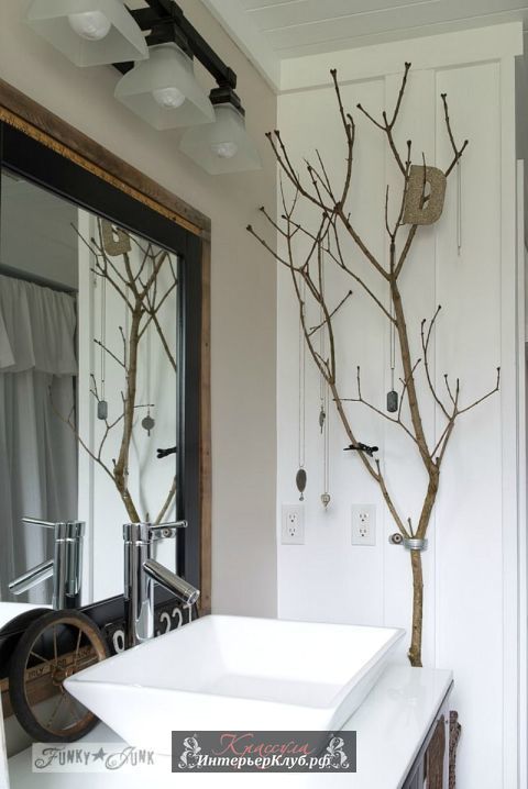 Ствол дерева в декоре интерьера ванной