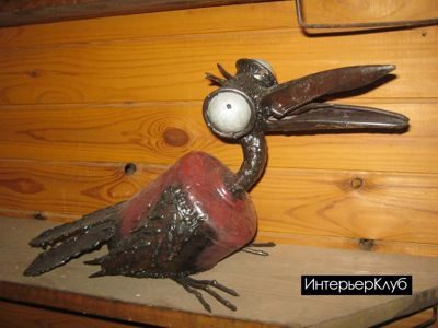 Птица скульптура из металлолома