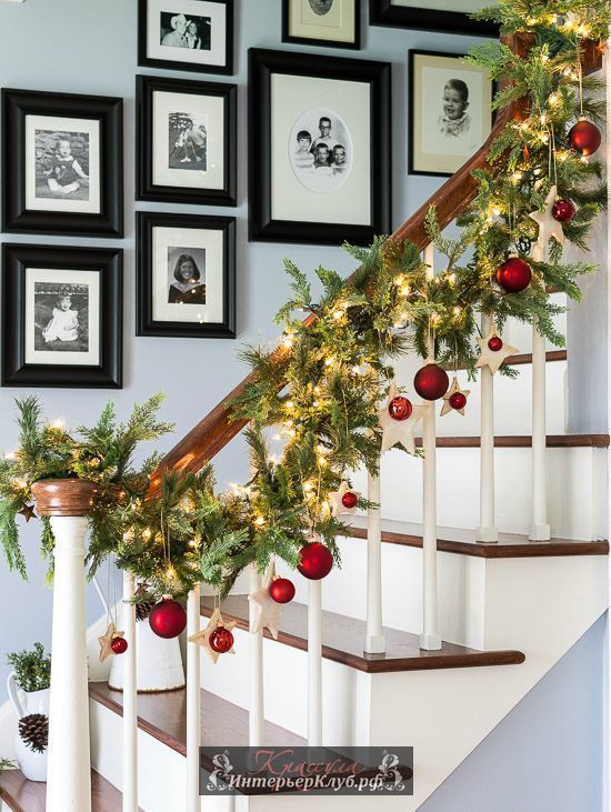 17 Новогодняя гирлянда для лестницы из искусственной ели и елочных шаров, идеи новогодней гирлянды с