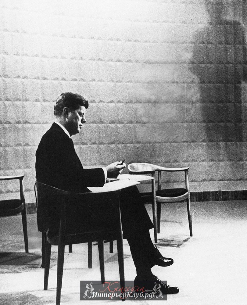 1 Джон Кеннеди сидит на стуле дизайнера Ханса Вагнера, Hans-J-Wegner