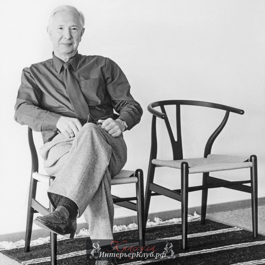 1 Ханс Вегнер в своем кресле Wishbone, Ханс Вегнер, дизайнер Ханс Вегнер, мебель Ханс Вегнер