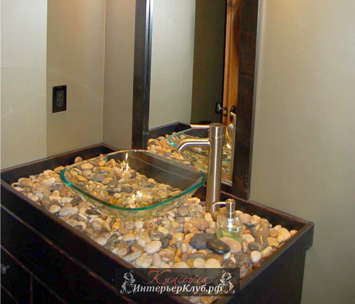 24 Для подстолья в ванной использована старая тумбочка, а столешница для раковины декорирована галькой