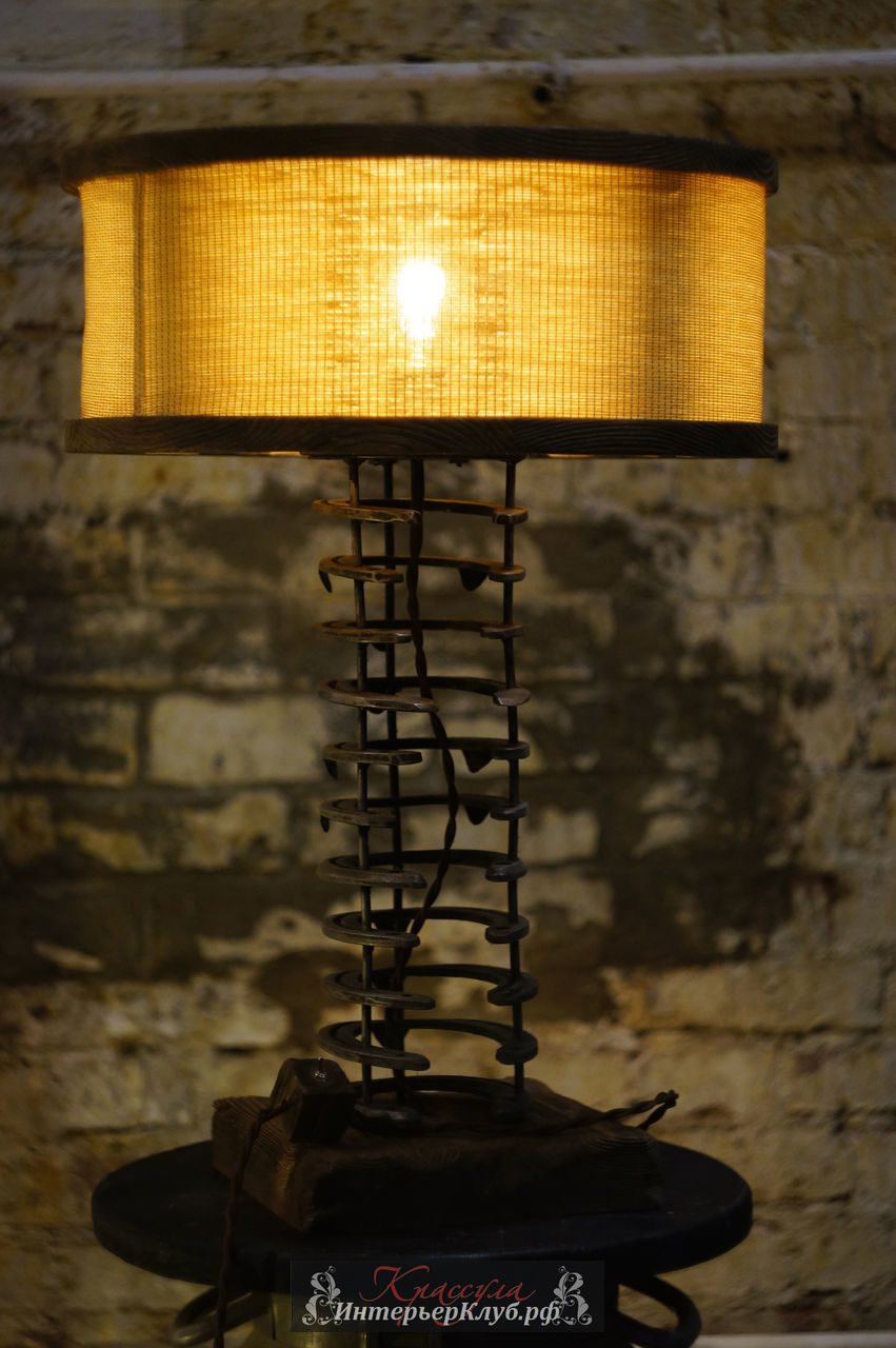 4 Светильник из подков, авторский светильник лофт, настольный светильник лофт, настольный светильник в индустриальном стиле
