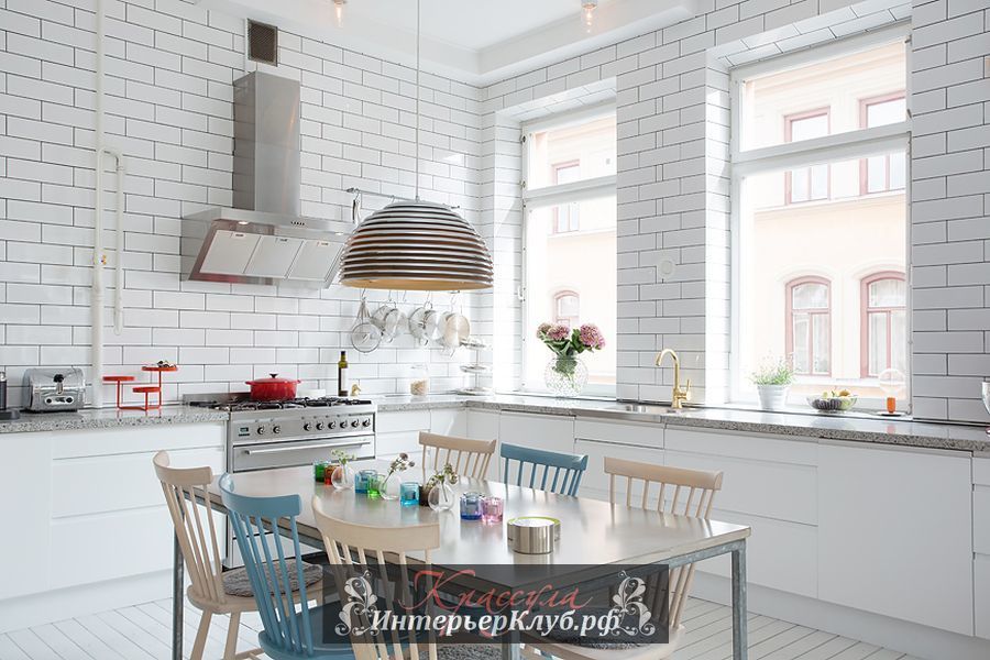 Белые интерьеры кухни с легкими цветовыми штрихами