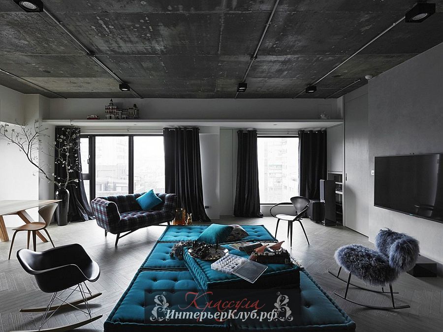 Большая мягкая оттоманка и дизайнерские кресла организуют зону комфортного отдыха в гостиной