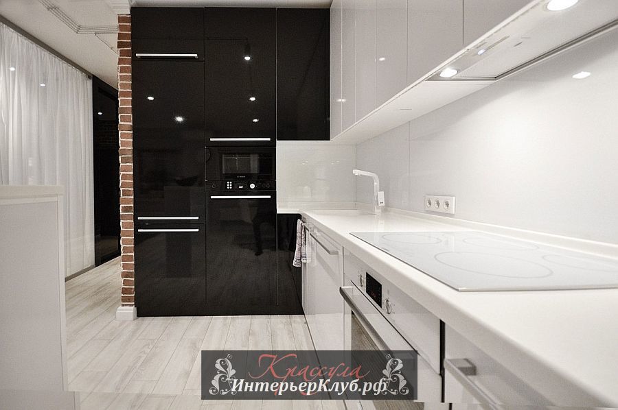 Черно-белый интерьер кухни с глянцевыми фасадами кухонной мебели