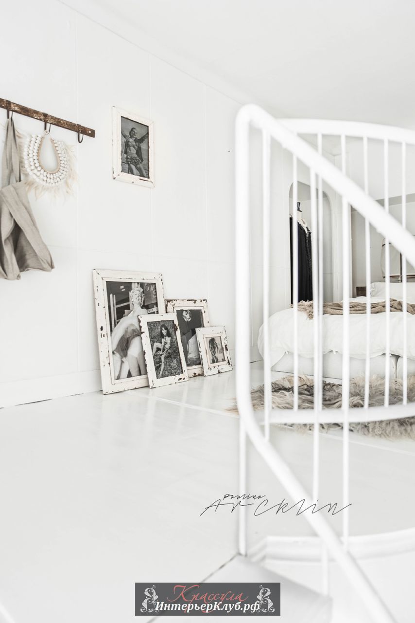 Черно-белые фото в шебби шик рамах на полу в украшении стильного интерьера спальни