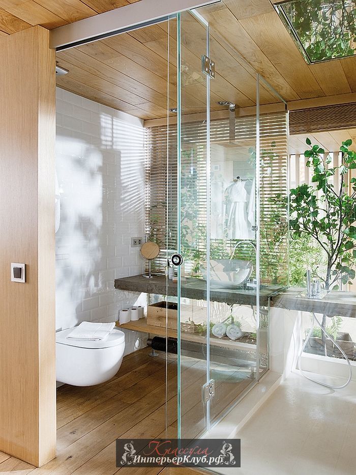 Деревянная отделка в ванной и стеклянный душ лофт