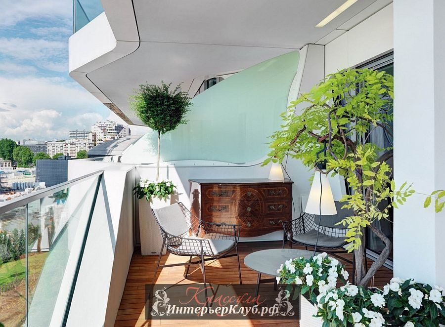 Дизайнерские кресла и живые растения в расслабляющей зоне для отдыха на балконе
