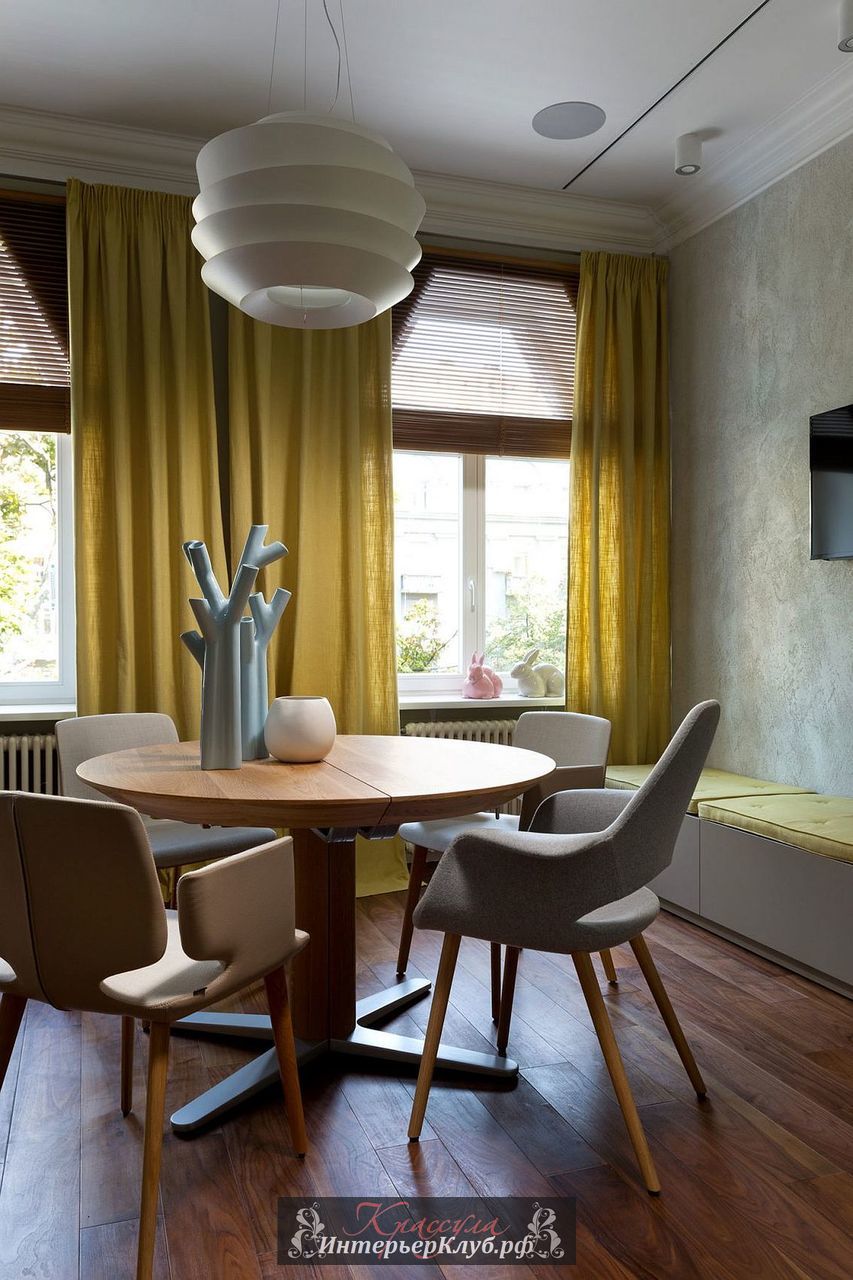 Элегантные интерьеры столовой, массивный пол из Ореха, огромный дизайнерский светильник над столом, модные кресла 20 века