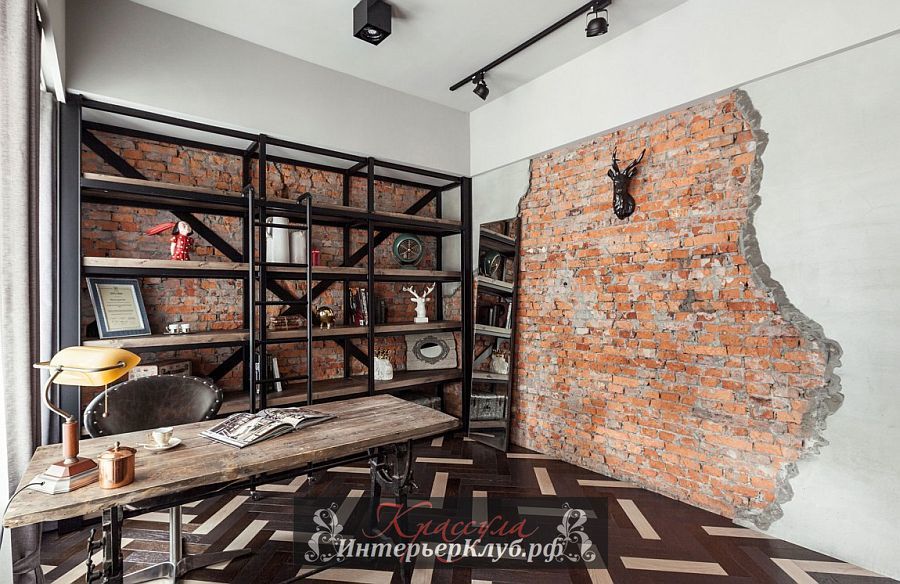 Интерьеры домашнего офиса с кирпичной стеной и индустриальной мебелью