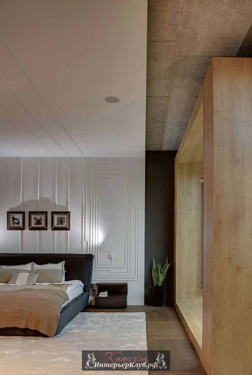Интерьеры спальни и переход в гостиную зону сквозь деревянный коридор с функцией гардеробной
