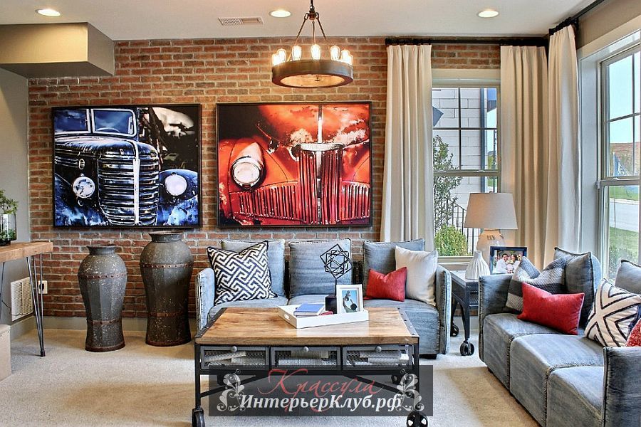 Современное искусство и индустриальный кофейный столик и винтажный декор добавляют текстуры в интерьер небольшой гостиной
