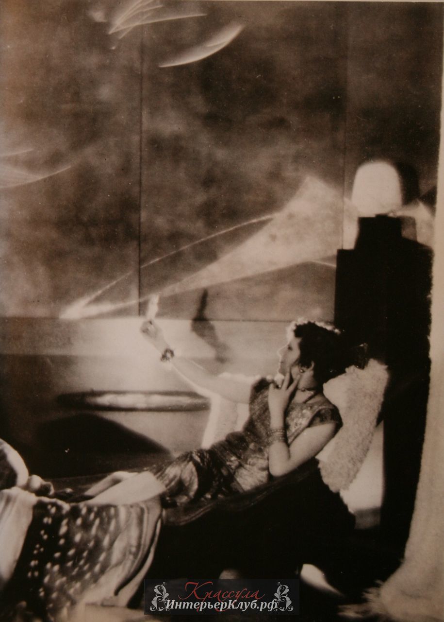 Мадам Матье Леви лежал в пироге кушетка разработанный Эйлин Грей. Фотографировал барон де Мейер-1922. 