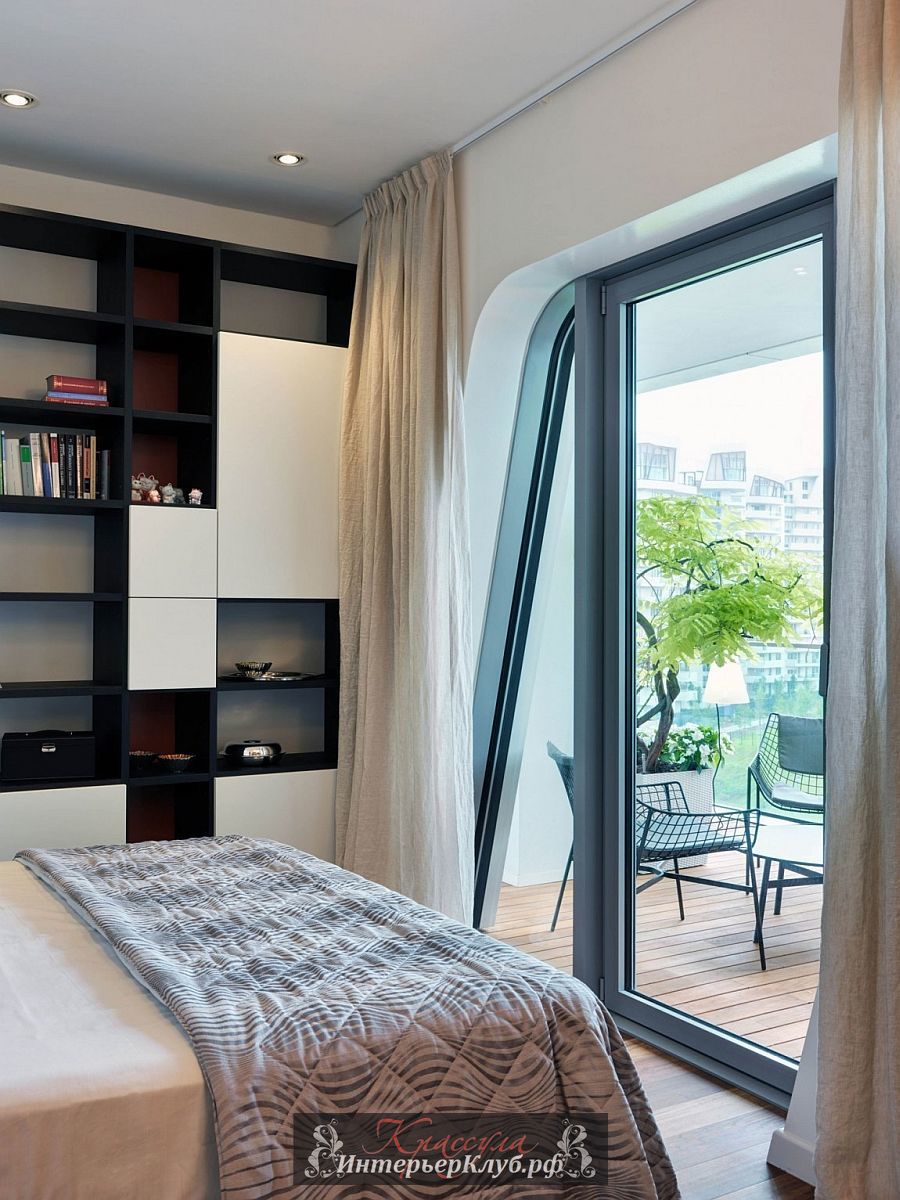 Маленькая спальня при помощи раздвижной двери легко объединяется с террасой балкона