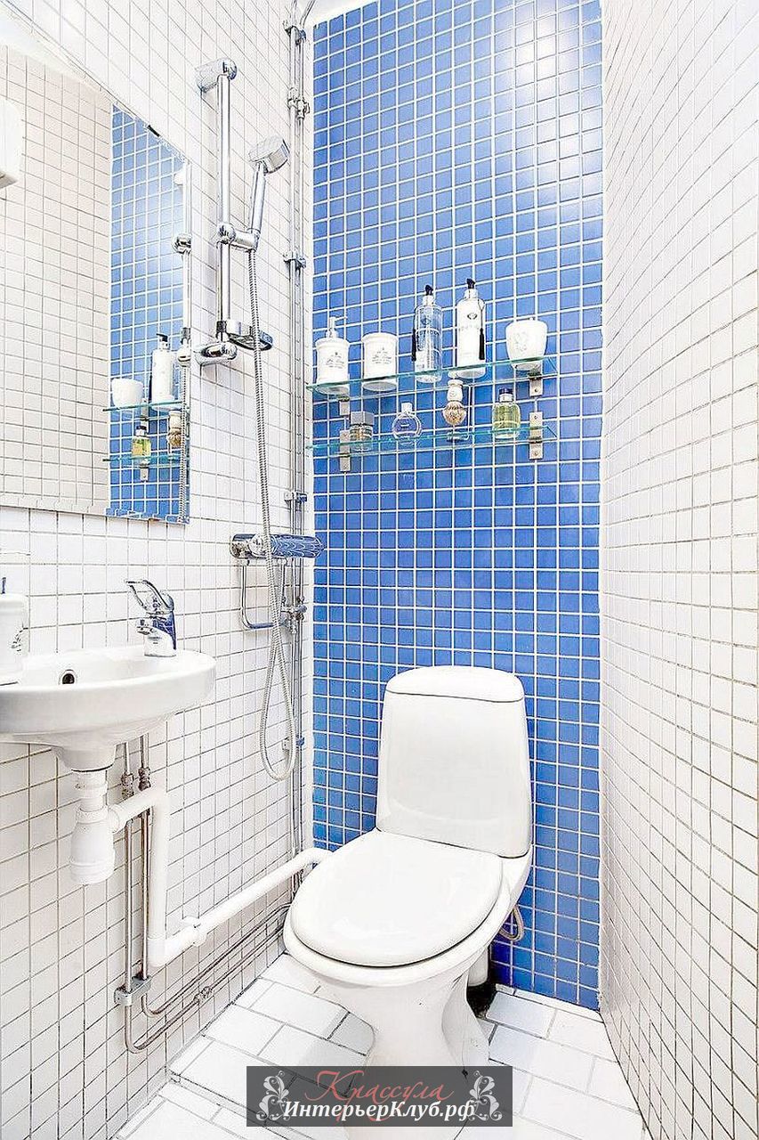 Маленькая ванная-туалет оформлена мелкоформатной бело-голубой плиткой