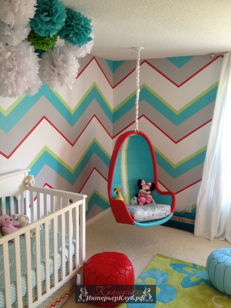 Многоцветный шеврон в пастельных тонах на стене в интерьере детской