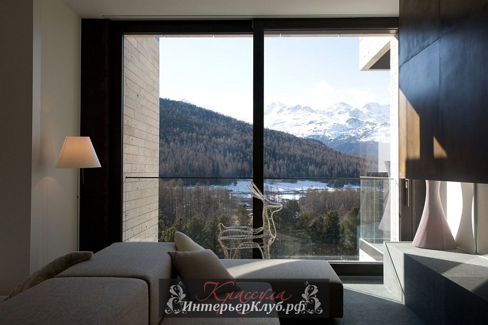 Потрясающий вид на Альпы из огромного панорамного окна в шикарной гостинойстильной квартиры в Швейцарии
