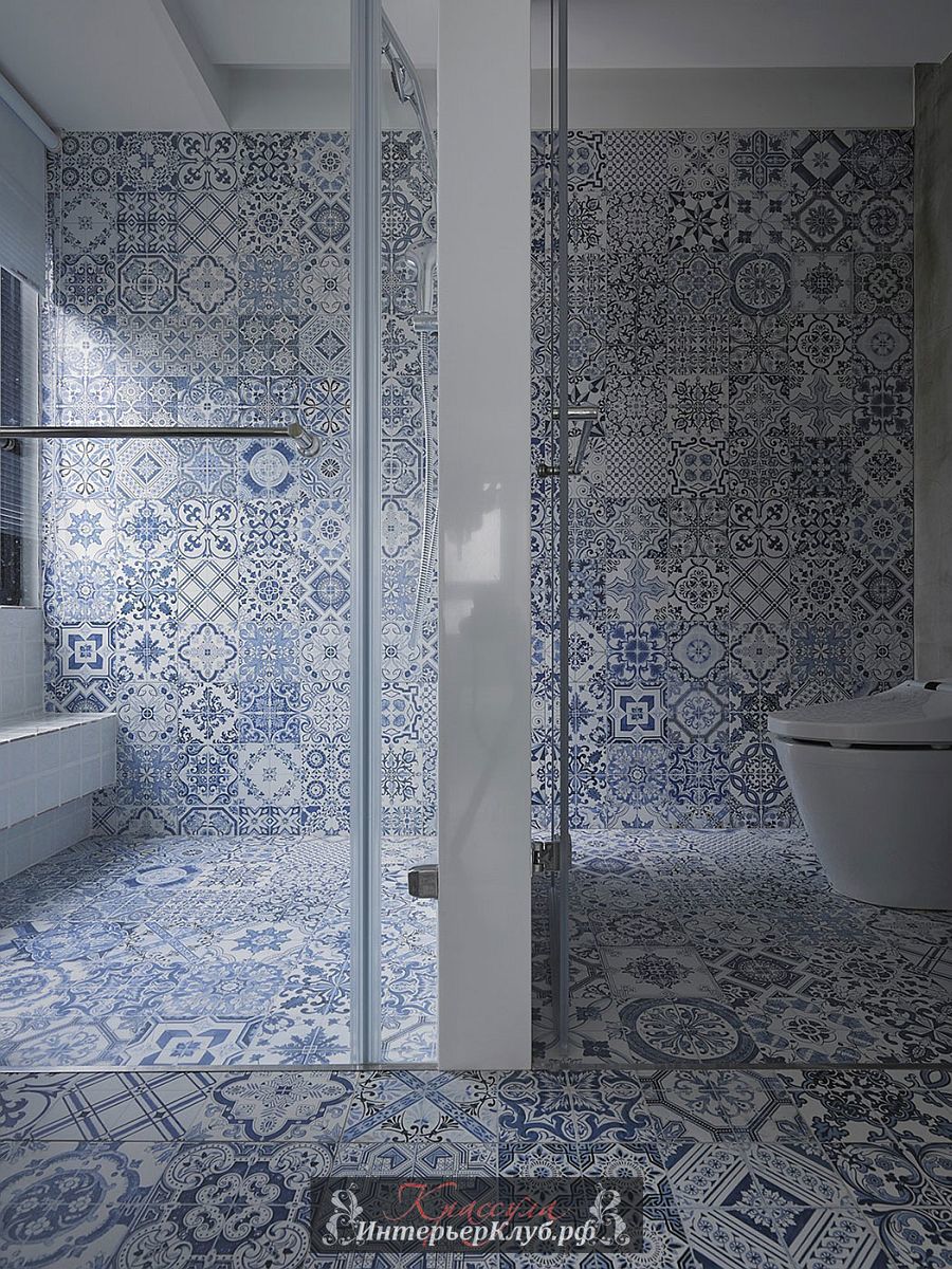 Современный дизайн туалета - минимализм и красивая бело-голубая плитка с орнаментом