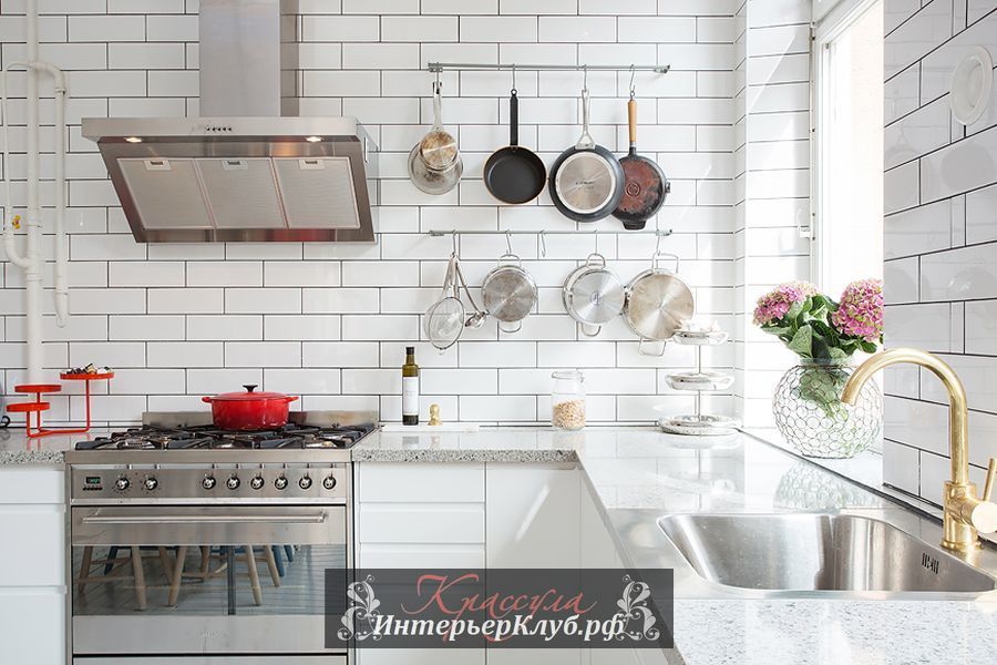 Стены в интерьере скандинавской кухни отделаны белой плиткой имитирующей кирпичную кладку