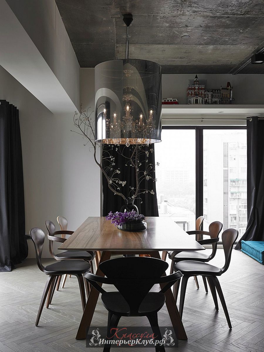 Стулья Чернер и громадная дизайнерская люстра над столом на фоне бетонного потолка