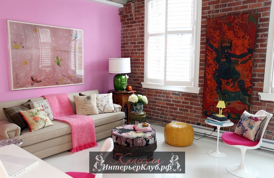 Удивительная комбинация кирпичной стены и розового
