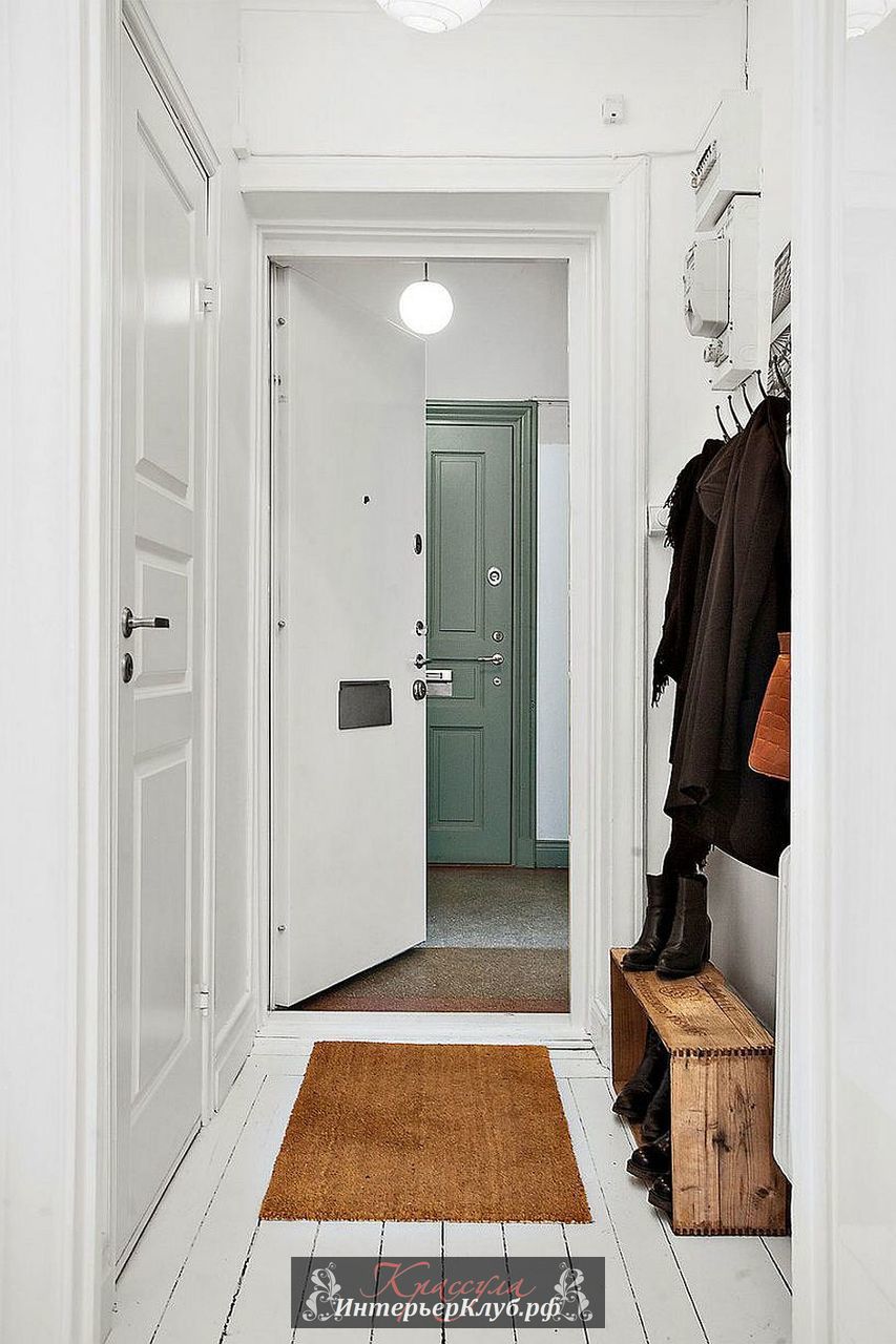 Вход в квартиру и маленький коридор дает представление о цветовой схеме внутри