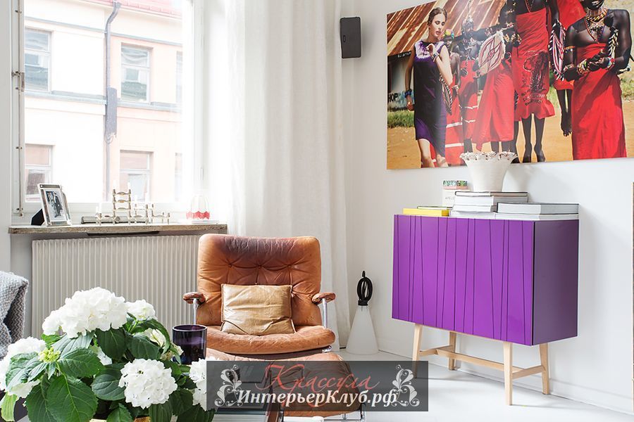 Яркий принт над пурпурным комодом - нарядные теплые цветовые акценты в скандинавском интерьере