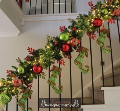 16 Новогодняя гирлянда на лестнице украшает шарами и сапожками, идеи новогодней гирлянды своими рука