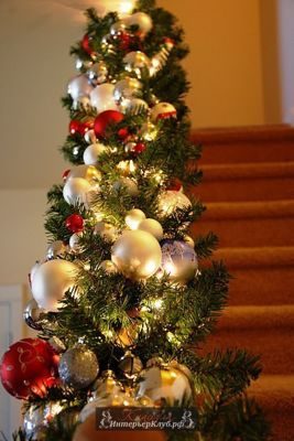 12 Новогодняя гирлянда из искусственной ели украшена елочными шарами, идеи новогодней гирлянды своим