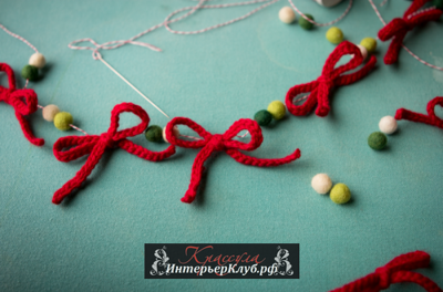 58 Новогодняя гирлянда сделана из красных бантиков из шнурка и войлочных шариков, идеи новогодней ги